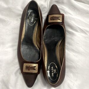 Great condition! Prada Brown & Gold buckle leather shoes. Size 38. 1” heel